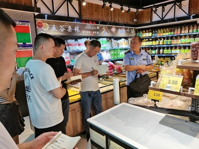 羅山縣市場監(jiān)管局舉行食品銷售領(lǐng)域“四化”建設(shè)現(xiàn)場培訓(xùn)會